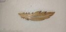 Feder, H&auml;ngedekoration Mangoholz, antikca. 24 x 7,5 x 2,5 cm